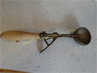 Wood handle ice cream scoop