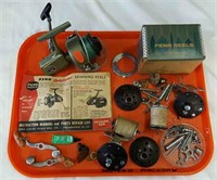 Tray lot assorted vintage fishing equipment.