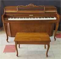 Baldwin upright spinet style piano with bench and