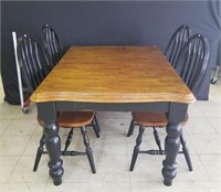 Kuolin Dinette Set. 4 chairs and table. No leaf.