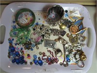 TRAY: ASSORTED VINTAGE COSTUME JEWELRY
