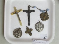 TRAY: CRUCIFIXES & RELIGIOUS CHARMS