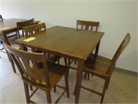 RAISED SQUARE TABLE WITH 4 CHAIRS