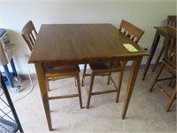 RAISED SQUARE TABLE WITH 2 CHAIRS