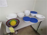 GROUP OF PLASTIC BOWLS SOME WITH COVERS