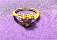 10K YELLOW GOLD RING WITH HEART SHAPED STONE