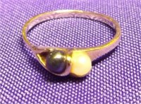 14K GOLD RING WITH WHITE AND BLACK PEARLS