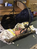 BASKET WITH HATS AND LINENS