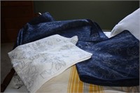 King Size Quilt, Pillows Cases & 2 White Shams