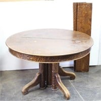 Round Oak Pedestal Dining Room Table w/3 Leaves