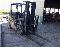CAT 2P6000 5500Lb Capacity Propane Forklift