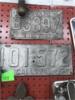 2 OLD LISCENCE PLATES