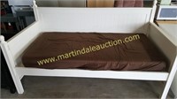 Daybed / Twin Size Bed w Mattress