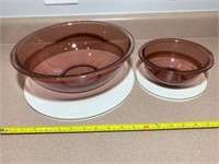 Two Pyrex bowls with lids