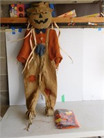 Scarecrow w/Indoor-Outdoor Pumpkin Decor