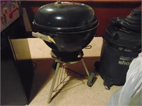 Weber grill w. Charcoal & Hickory Smoking Chips