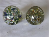 2 Glass paperweights