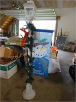 Electric Lamp post light w/ Snowman flag - 6ft