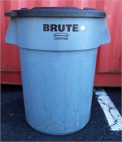 Rubbermaid Brute Trashcan with lid and dolly
