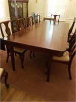 MAHOGANY DINING ROOM TABLE WITH 3 LEAVES,