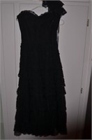 WOMAN'S VINTAGE BLACK SLEEVELESS LACE GOWN