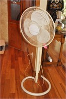 Holmes pedestal oscillating fan, works