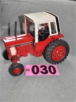Nice Ertl Int. 1586 cab tractor