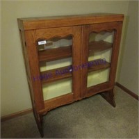 Hutch top w/glass doors