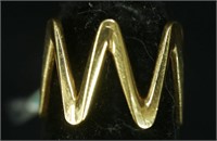 A STAMPED "14KT" YELLOW GOLD ZIG-ZAG RING