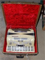 VINTAGE UNIVERSAL ACCORDION MODEL 2431 WITH CASE