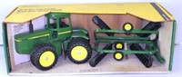JD 8640 4wd & Disk Set in Green & Yellow Box
