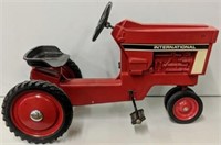 IH 86 Series Pedal Tractor