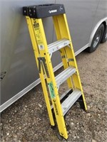 Fiberglass Step Ladder 4'