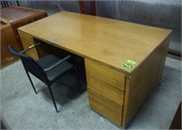 6 DRAWER WOOD DESK WITH BLACK CHAIR