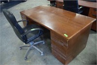 4 DRAWER WOOD DESK WITH BLACK CHAIR