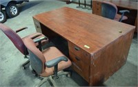 4 DRAWER WOOD DESK WITH 2-RED CHAIRS