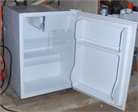 HAIER REFRIGERATOR WITH FREEZER COMPARTMENT