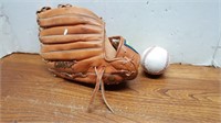 Cooper Base Ball Glove / Ball