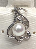 $200 14 KT Gold Genuine Cultured Pearl Pendant