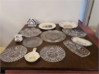 Table of porcelain and glass decorative items