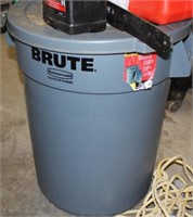 Brute Rubbermaid garbage can w/lid and