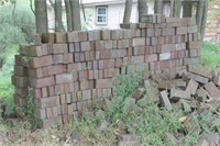 Pile of approx 1,000 unused bricks