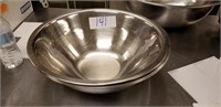 Lot of 4 stainless steel medium sized bowls