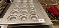 Lot of 2 muffin pans