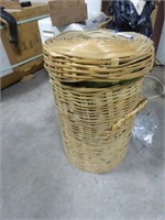 Wicker basket w/ 2 tarp items