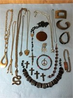 22 Costume Jewelry Items U14C