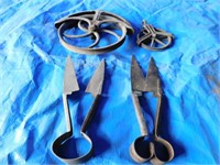 Pair of well pulleys, 2 pairs of sheep shears
