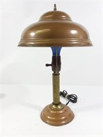 Lampe de table métallique incluant abat-jour