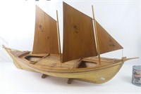 Bâteau décoratif en bois / Wooden boat