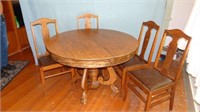 Round oak diing table, 45”, claw feet, 4 chairs